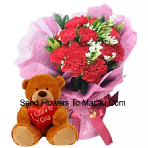 Bouquet de 11 oeillets rouges avec des remplisseurs saisonniers accompagnés d'un mignon ours en peluche brun de 12 pouces de hauteur