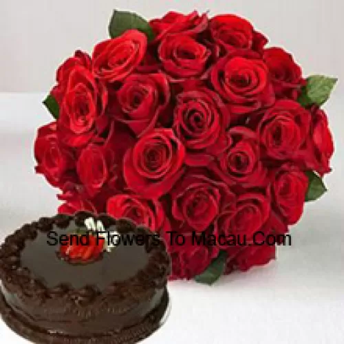Botte de 25 roses rouges avec des remplissages saisonniers accompagnés d'un gâteau au chocolat truffé de 1 lb (1/2 kg)