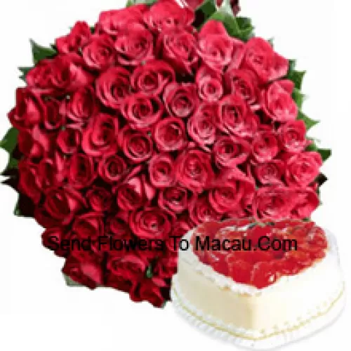 Bouquet de 101 roses rouges avec des garnitures de saison accompagné d'un gâteau à la vanille en forme de cœur de 1 kg