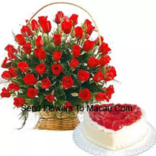 Un magnifique panier de 51 roses rouges avec des garnitures saisonnières et un gâteau à la vanille en forme de cœur de 1 kg