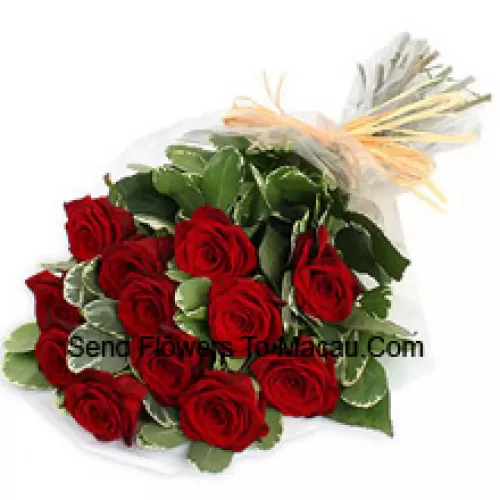 Un magnifique bouquet de 11 roses rouges avec des remplisseurs saisonniers