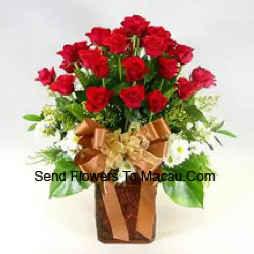 23 roses rouges et 14 gerberas blancs avec des remplissages saisonniers dans un vase