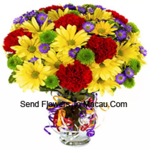 Oeillets rouges et géraniums jaunes magnifiquement arrangés dans un vase - 25 tiges et garnitures