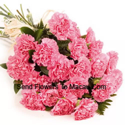 Un beau bouquet de 25 oeillets roses avec des garnitures saisonnières