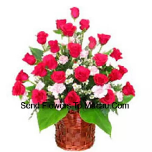 Panier de 25 roses rouges avec des remplissages