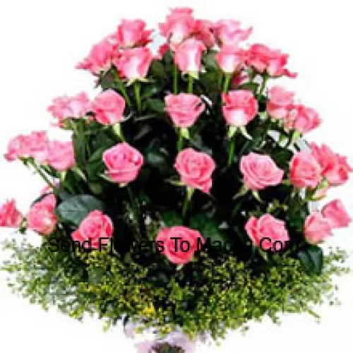 Panier de 31 roses roses avec des remplissages saisonniers