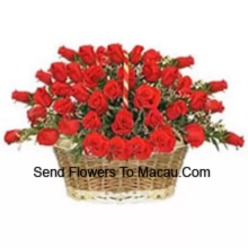 Un magnifique panier de 51 roses rouges
