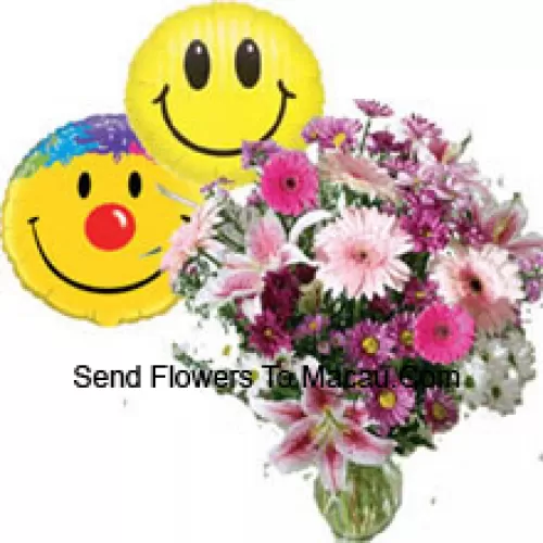 Fleurs assorties dans un vase avec des ballons souriants