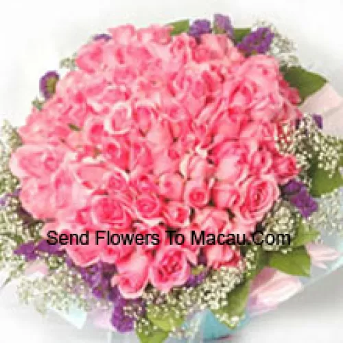 Bouquet de 101 roses roses avec des remplissages saisonniers