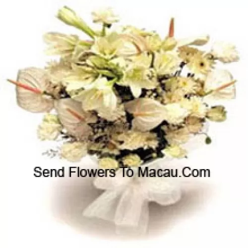 Bouquet de lys blancs, d'anthuriums blancs, de œillets blancs et de roses blanches avec des remplisseurs saisonniers