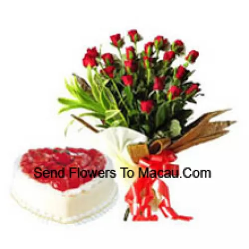 Bouquet de 25 roses rouges avec un gâteau en forme de cœur de 1 kg à l'ananas