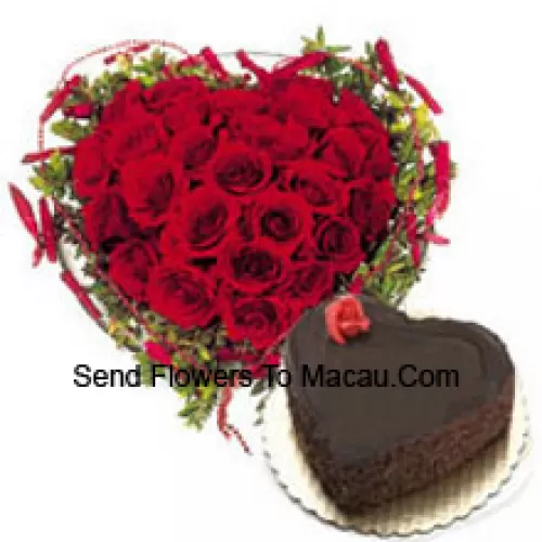 Arrangement en forme de cœur de 41 roses rouges avec un gâteau au chocolat en forme de cœur de 1 kg