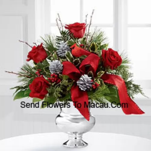 Très élégant et débordant de vos vœux les plus joyeux, ce bouquet créera le cadeau de vacances parfait. Les riches roses rouges sont vibrantes et lumineuses, disposées avec du houx panaché, des verts de vacances assortis, des pommes de pin argentées et des branches, le tout parfaitement accentué avec un faux cardinal et un ruban rouge designer. Présenté dans un vase piédestal argenté, ce bouquet ajoutera à la joie et aux festivités de leur saison de vacances avec chaque magnifique fleur. (Veuillez noter que nous nous réservons le droit de substituer tout produit par un produit approprié de valeur égale en cas de non disponibilité d'un certain produit)